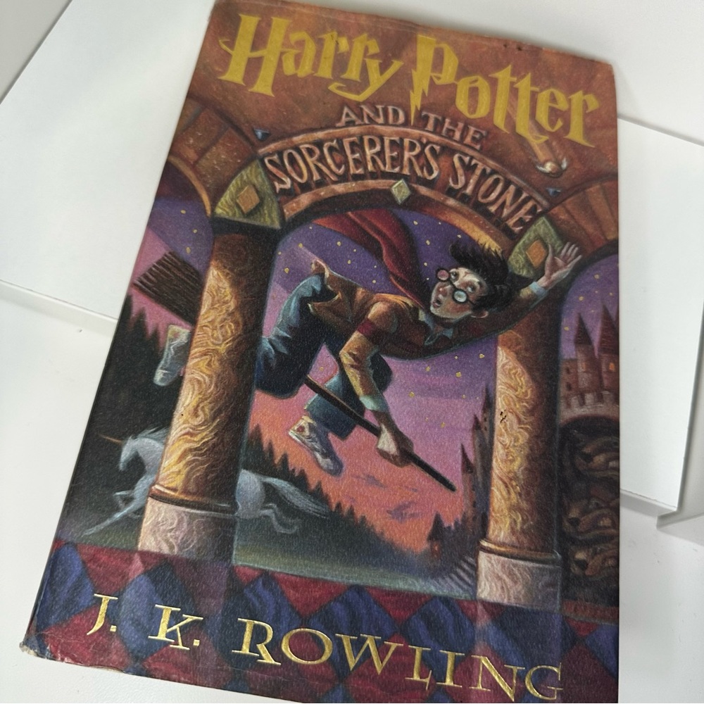 Harry Potter and the sorcerer’s stone J. K. ROWLING First American Edition 1998